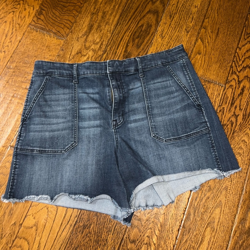 Sofia Vergara, dark wash Jean shorts
